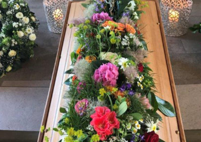 Blumendekoration Bestattungen Sarg Urne